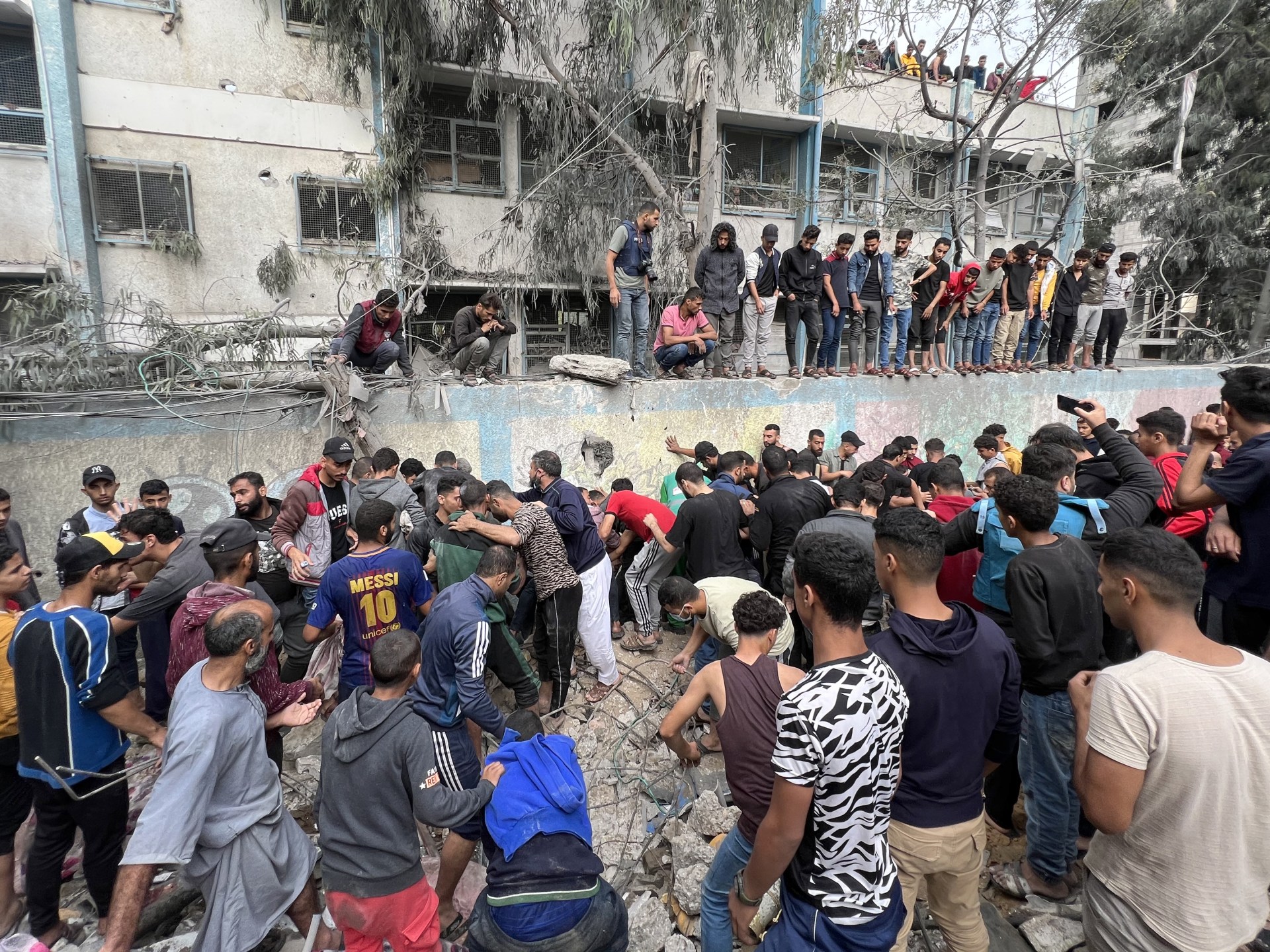 807 آلاف من سكان غزة وشمالها صامدون بمنازلهم منذ بدء العدوان الإسرائيلي - زاجل أخبار