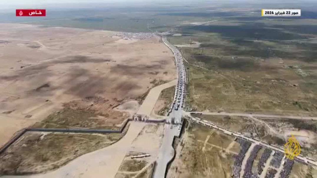 مئات الشاحنات مكدسة أمام معبر رفح