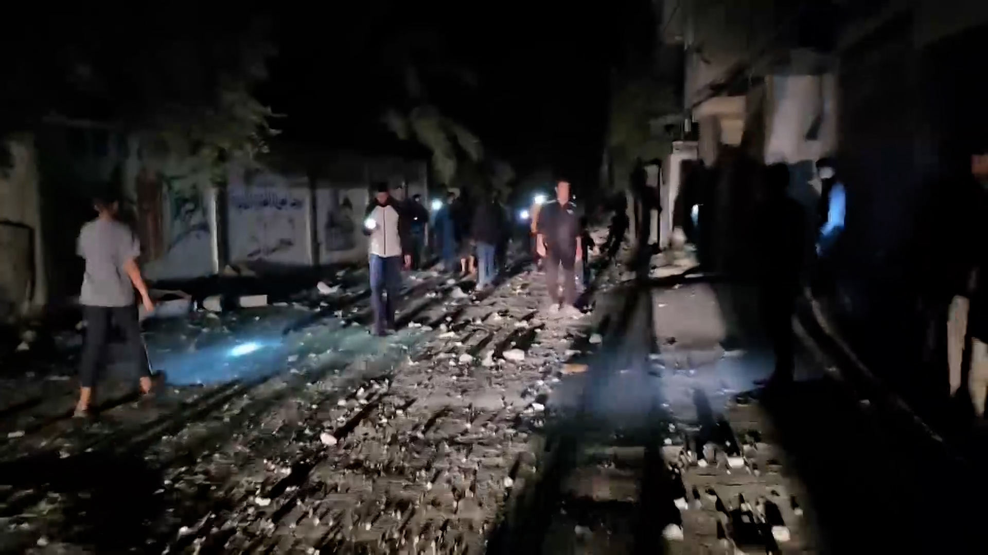 الاحتلال يستهدف منزلا بمخيم 2 في النصيرات وسط قطاع غزة - زاجل أخبار